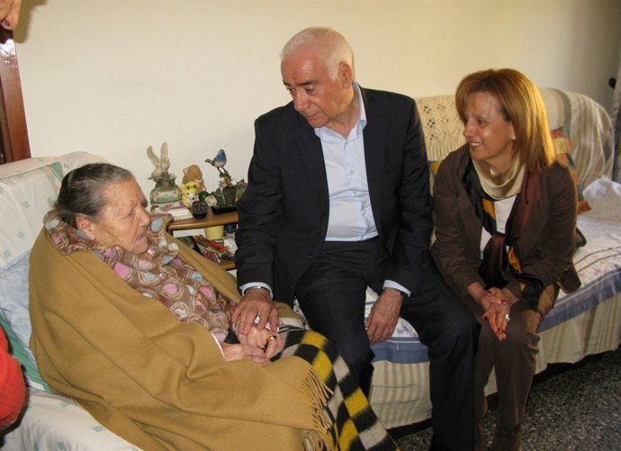 Luciano Alonso y Begoña Medina con una persona dependiente dependencia ayuda