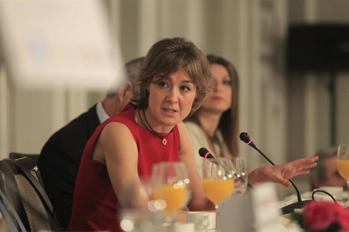 Isabel García Tejerina en los Desayunos de Europa Press