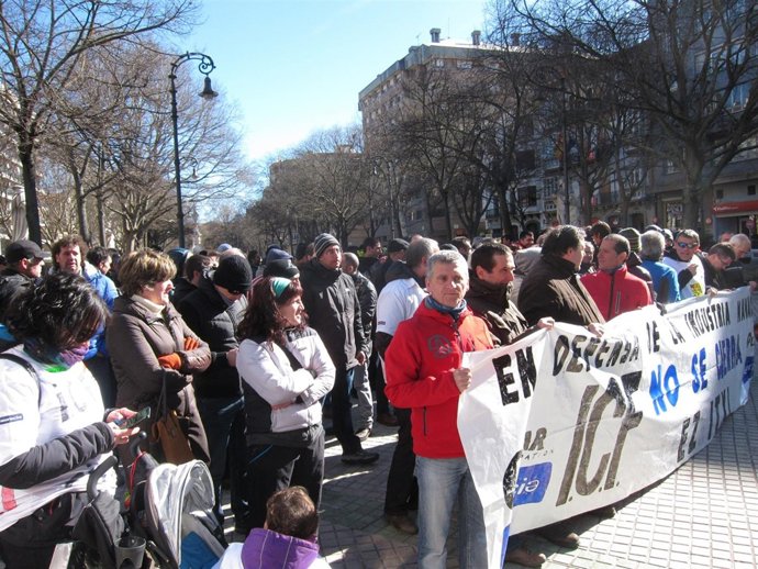Trabajadores de Faurecia frente al Parlamento foral.