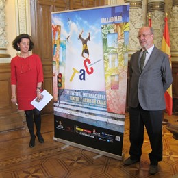 Javier León de la Riva y Mercedes Cantalapiedra ante el cartel del XVI  TAC