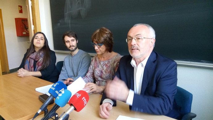 Montiel, en primer término, durante la rueda de prensa en Alicante