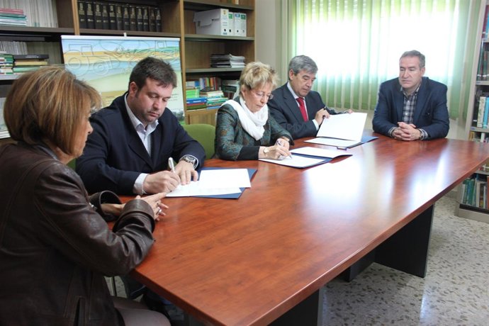 Víboras (centro) firma la prórroga del convenio con entidades oleícolas.