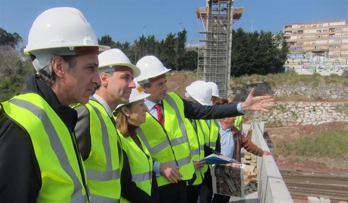 Ana Pastor visita la zona ferroviaria de Santander