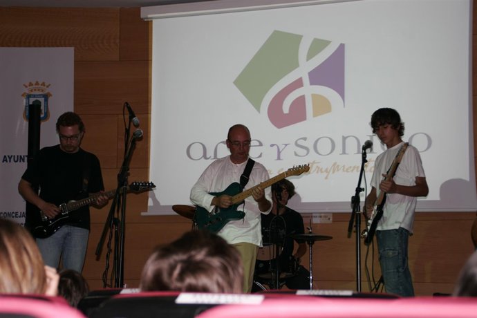 Jóvenes de la Escuela 'Arte y Sonido'. 