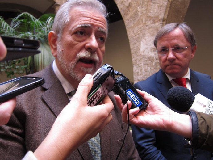 Beteta atiende a los medios junto al conseller de Hacienda Juan Carlos Moragues 