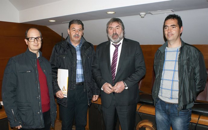 Fernando Fernández con los representantes de la asociación de apicultores