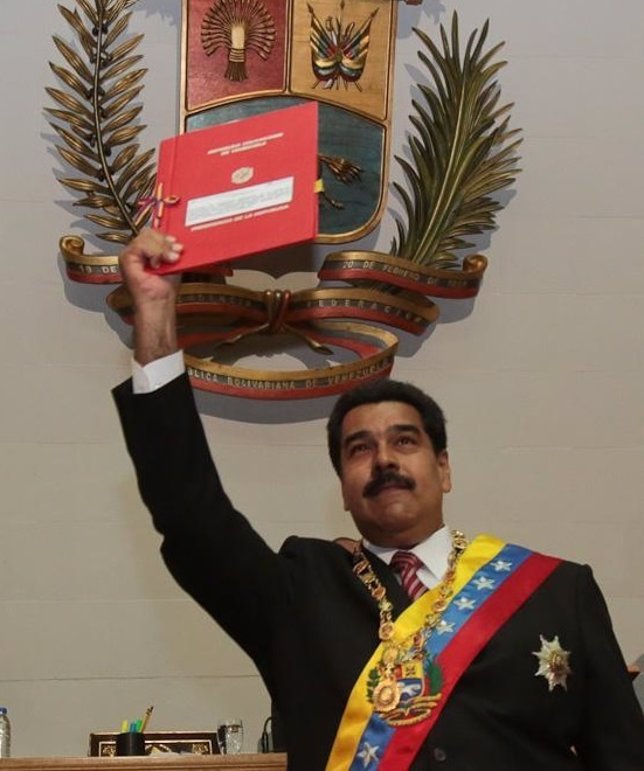 Maduro con el texto de la Ley Habilitante