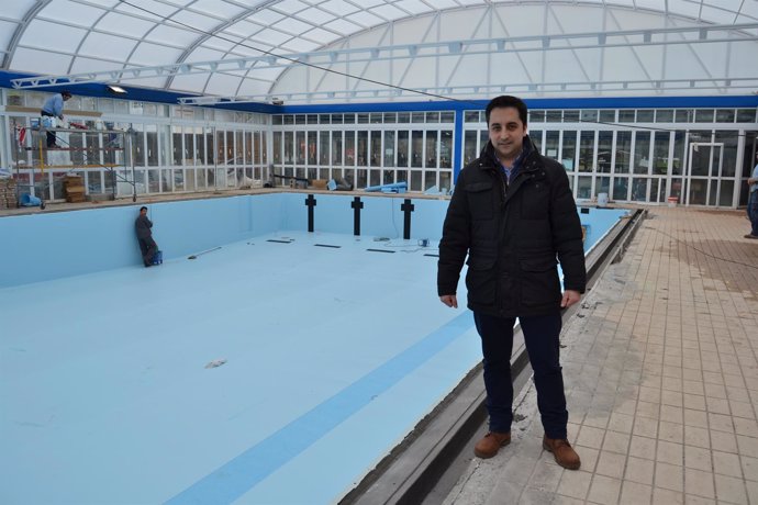 Caramés en la visita a las obras de la piscina de Renedo