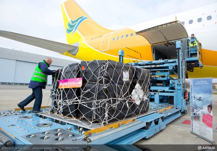 Equipo de tierra cargando las provisiones de auxilio en el A330-300 de Cebu Air