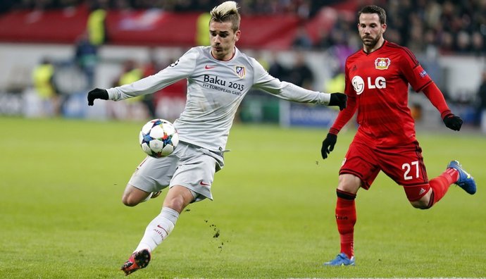 Griezmann disputa un balón con Castro en el partido de ida