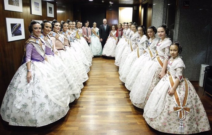 Fabra con una corte de falleras