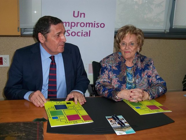 Sáez Aguado y Mercedes García tras la firma del convenio 