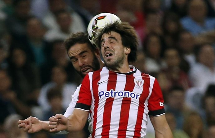 Beñat Etxebarria (Athletic) pelea un balón con Carvajal