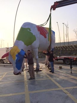 Una de las esculturas en forma de vacas de la empresa Eboca