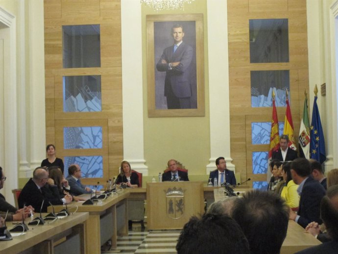 Nueva imagen del Salón de Pleno del Ayuntamiento de Cáceres