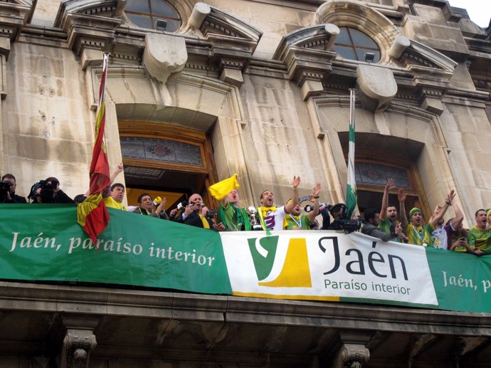 El Jaén Paraiso Interior en el balcón de la Diputación ofreciendo el título 