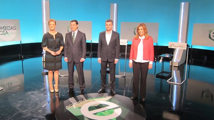Los candidatos y María Casado antes del debate de RTVE