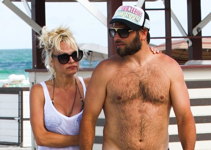 Pamela anderson denunia a su exmarido por maltrato 