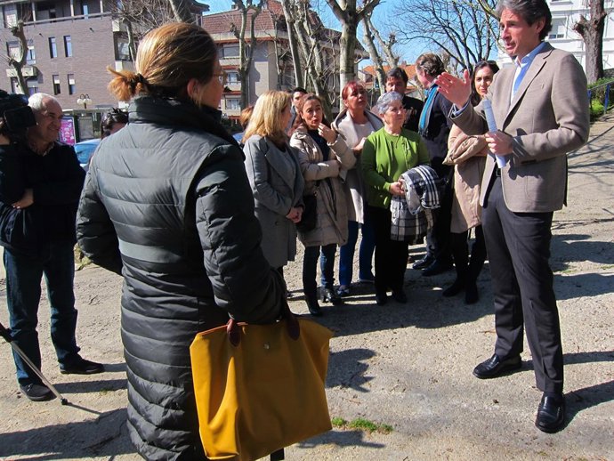 El alcalde en la visita al Parque Menéndez Pelayo 