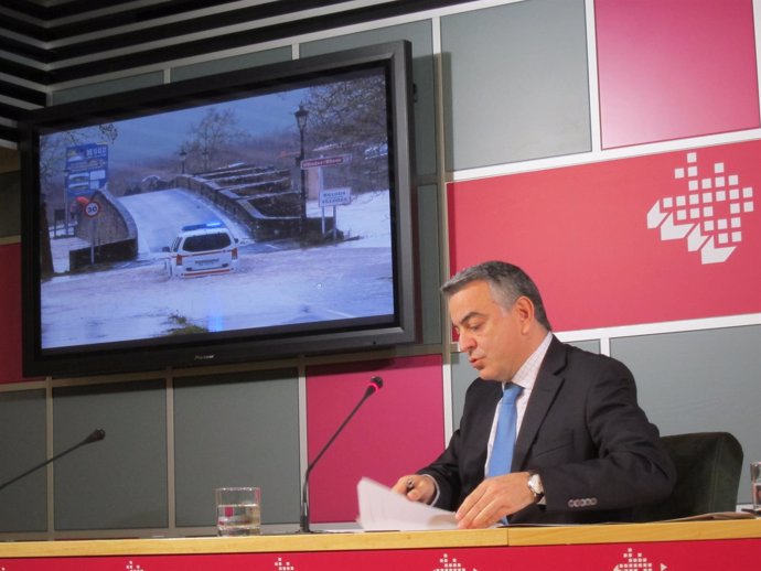 El diputado general de alalvajavier de andrés muestra inundaciones 