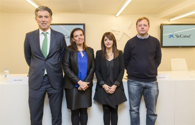 Ana Díez Fontana y María Jesús Valdemoros, presentando una certamente.