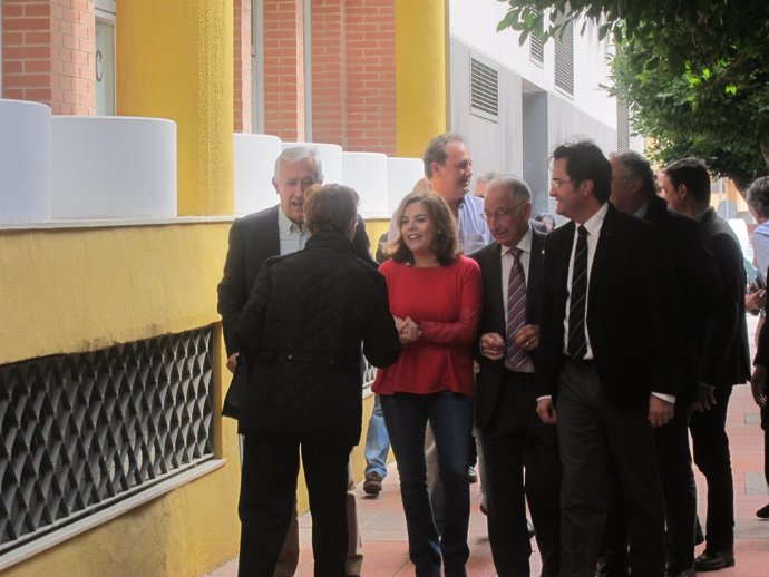 Sáenz de Santamaría saluda a un vecino a su llegada a El Ejido