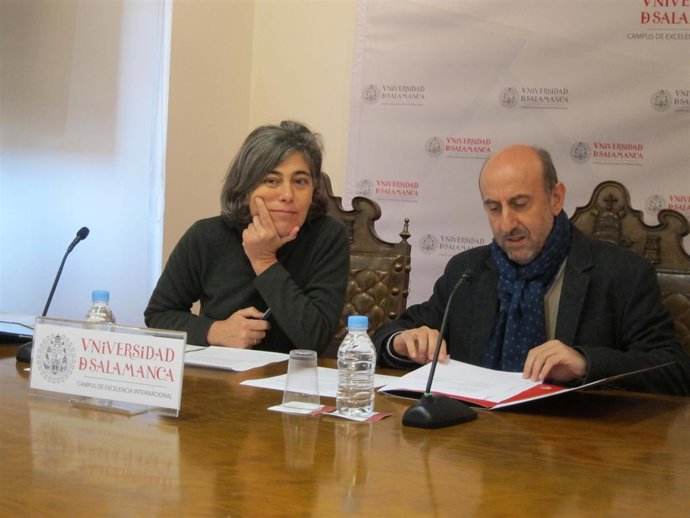 Antonio Fuertes y Cristina Pita, en la presentación de 'Agentes de salud' de la 