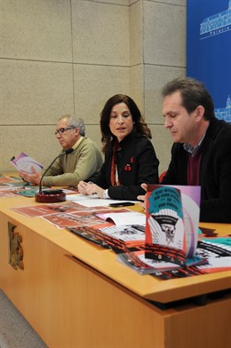 Gracia (centro), entre Poyato y Torres en la presentación