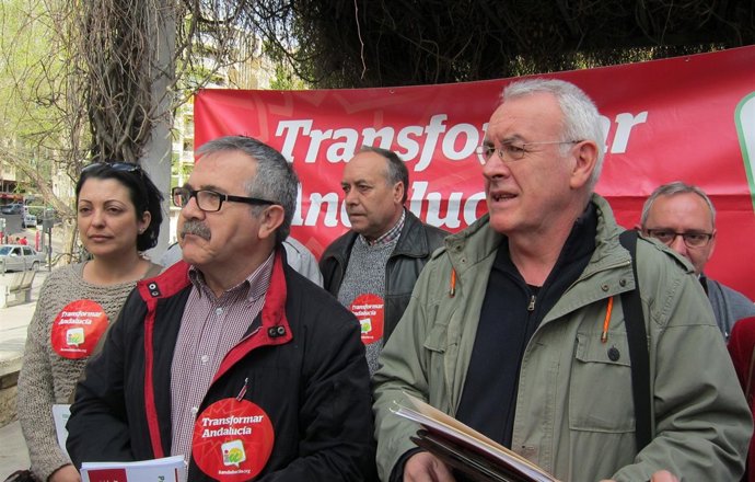 Cayo Lara (d), junto a Luis Segura, antes de atender a los periodistas.