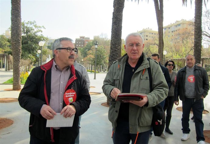 Cayo Lara (d), junto a Luis Segura antes de la rueda de prensa.