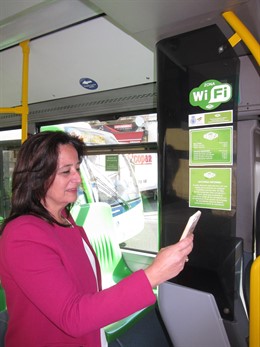 Ana Tamayo en el autobús de Aucorsa con WIFI