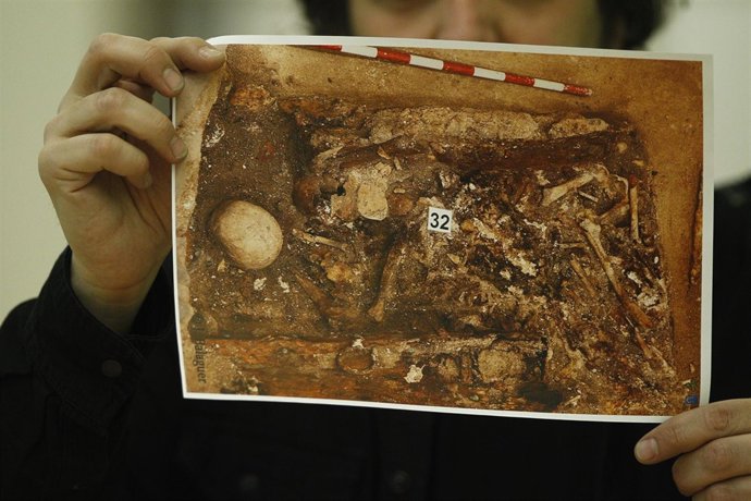 Foto de los restos de Miguel de Cervantes en la presentación del informe