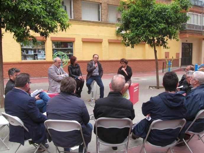 Rafael Rodríguez junto a comeciantes locales en Málaga