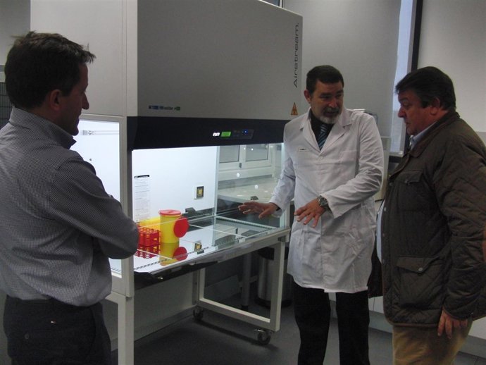 Muñoz visita la mpresa HGC Biomedical Research Diagnostic. 