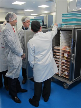 El Conseller de Sanitat durante la visita a la cocina del Clínico