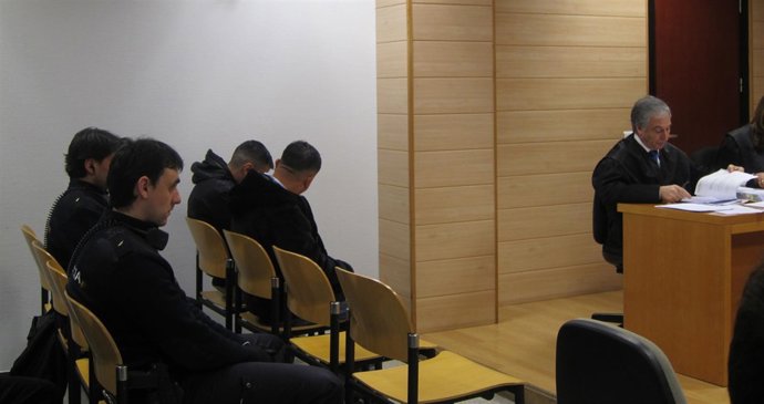 Fiscalía rebaja su petición de pena para dos de los acusados por robos a chinos