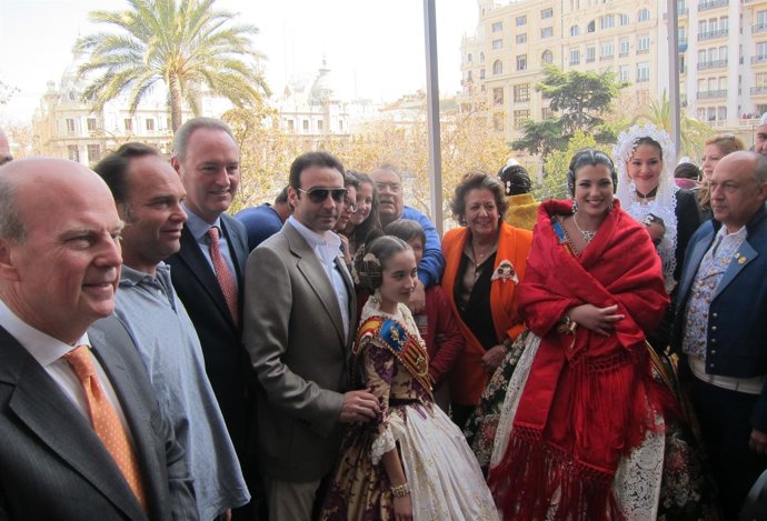 Fabra y Barberá con las Falleras Mayores y otros invitados a la 'mascletà'