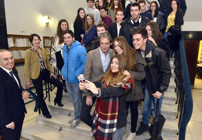El alcalde con alumnos de Cesine