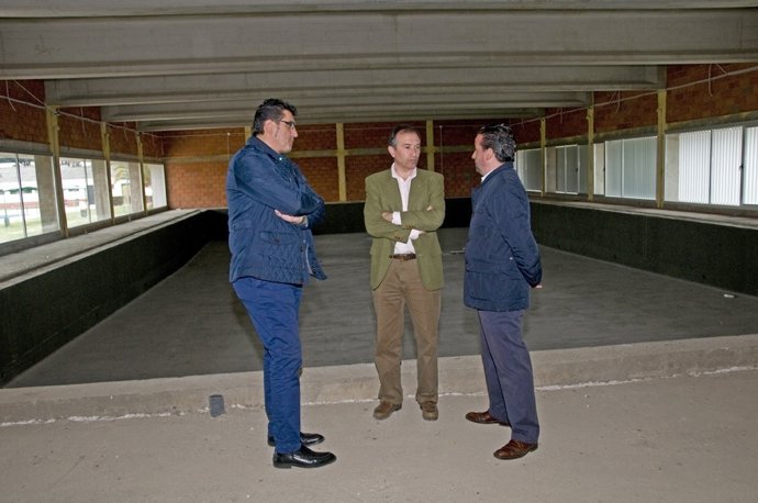 León visita las obras de la piscina cubierta de Moraleja