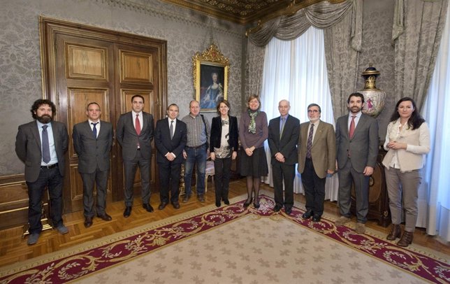 Barcina, en el centro, con los miembros de la delegación danesa.
