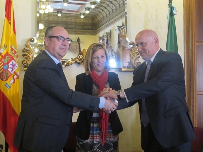 Momento de la firma entre la agencia IDEA y Cajamar