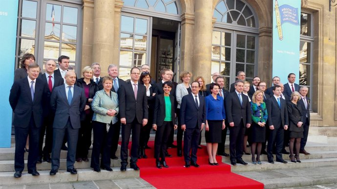 Los ministros de Educación de la UE y el presidente francés tras la reunión