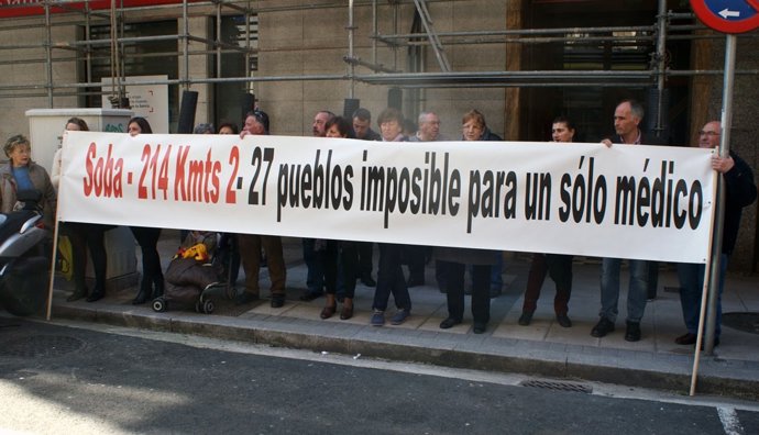 Vecinos de Soba se concentran frente a Sanidad