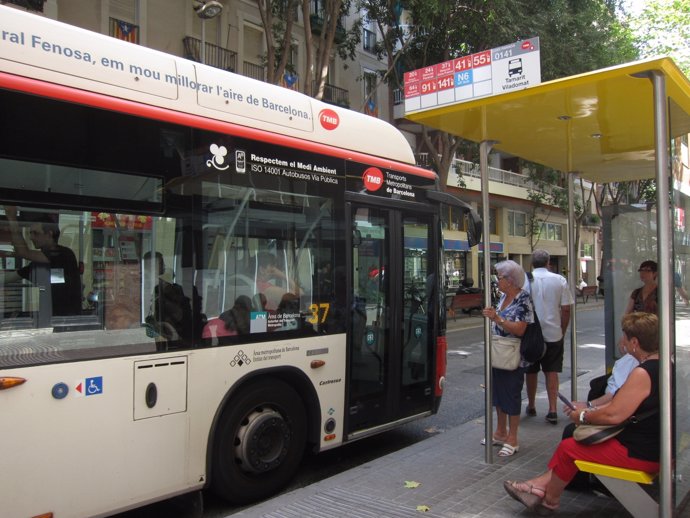 Parada de autobús urbano de TMB en Barcelona