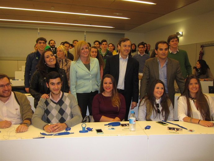 Rafael Hernando con Nieto, Alarcón y Jurado en el acto con jóvenes