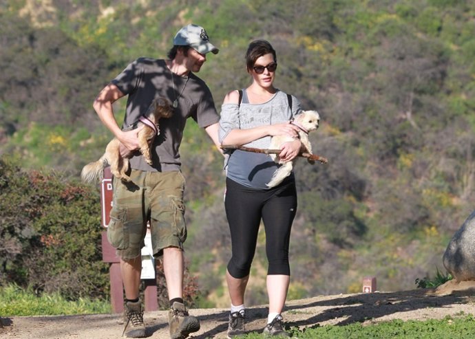 Milla Jovovich adicta al senderismo. ¿Provocando el parto?