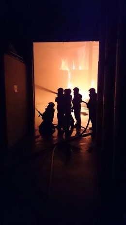 Bomberos sofocan el incendio en un almacén de balas de papel en Silla.