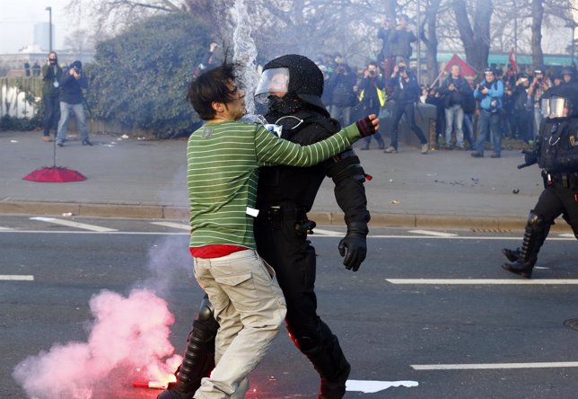 Un policía y un manifestante de Blockupy frente a la sede delBCE