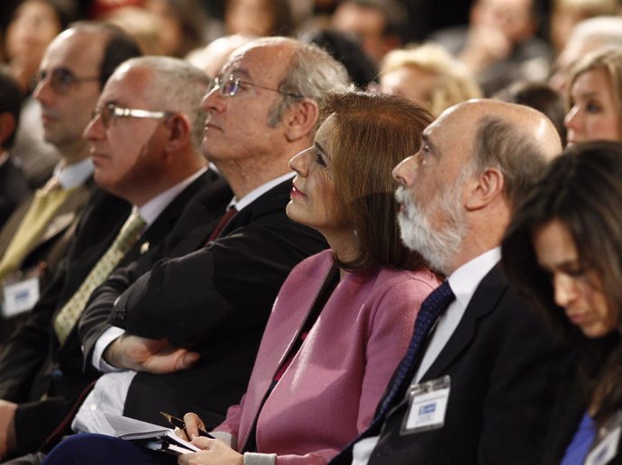Ana Botella y el doctor Etxeberría en la presentación del informe de Cervantes