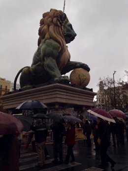 Paraguas ante la Falla del Ayuntamiento de Valencia.
